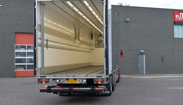 Isotherm closed box semi-trailer with multi-temp compartments for refrigetrated transport