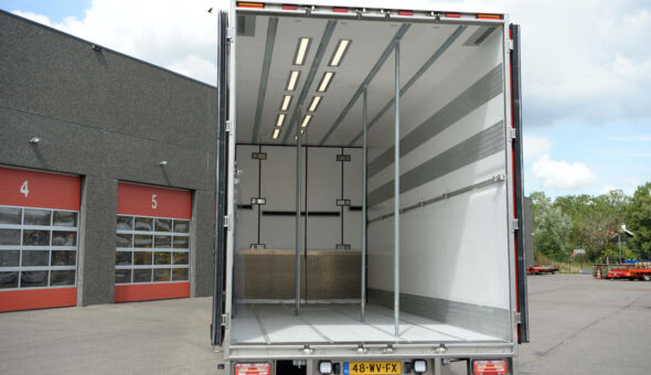 Isotherm truck combination for refrigated transport