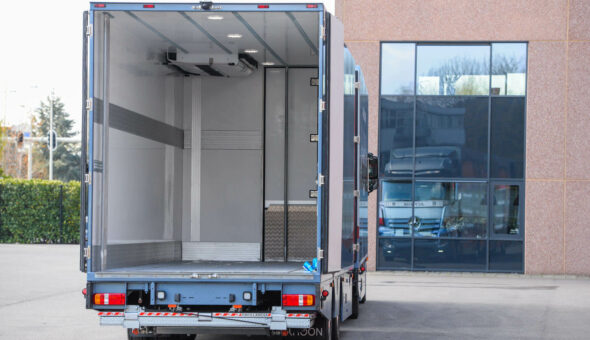 Isotherm truck combination for refrigated transport