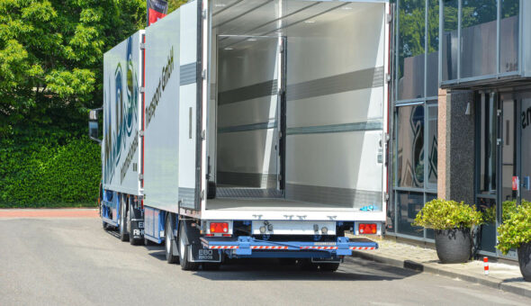 Isotherm truck combination for refrigated transport